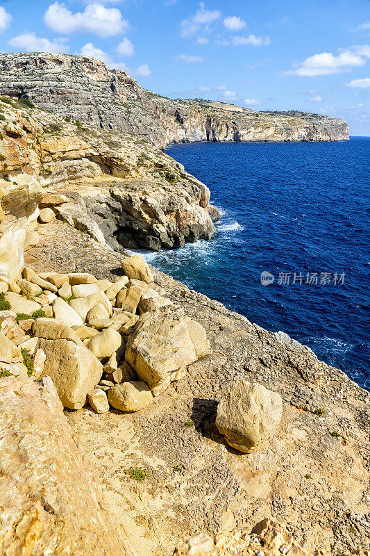 马耳他-地中海旅游目的地，蓝色岩洞地区的悬崖