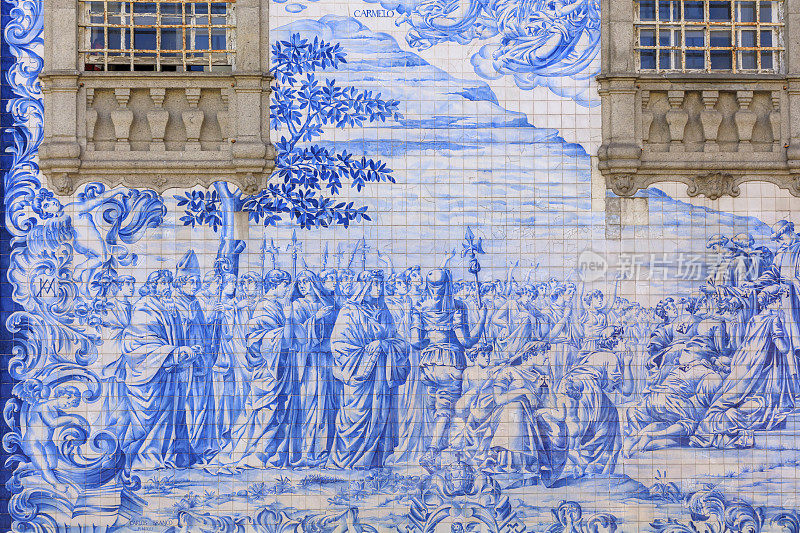 波尔图的一座教堂，立面上有著名的葡萄牙蓝色瓷砖