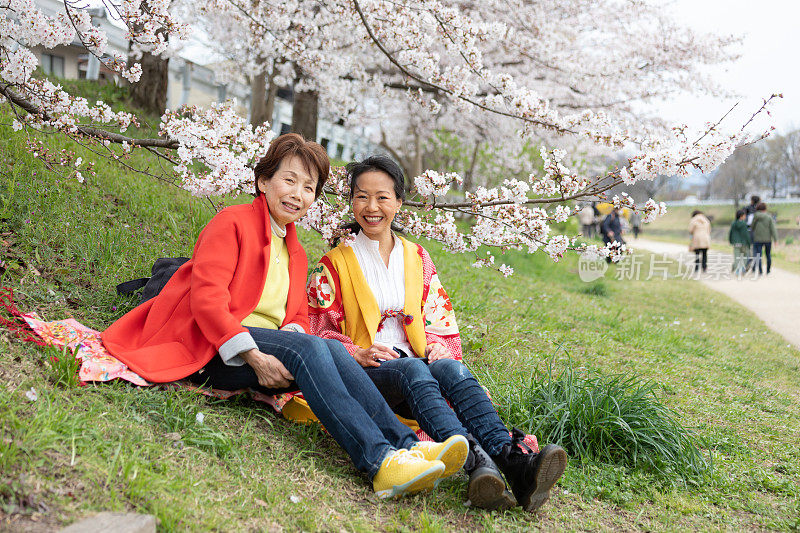 母女俩在樱花树下野餐