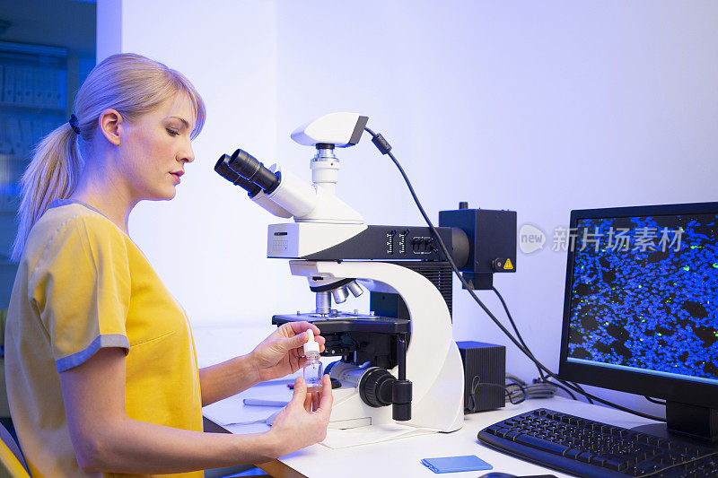 在医学实验室工作的女医生使用现代显微镜医疗设备对医学样本进行检测。实验室医疗设备用于分析的医疗设备。血液检测冠状病毒(COVID-19)、癌症、DNA定义、病毒。