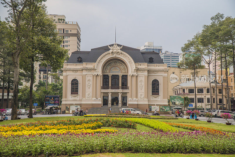 竣工阶段的西贡歌剧院和地铁站入口的大视角。这里是地铁一号线:本清-锁田。