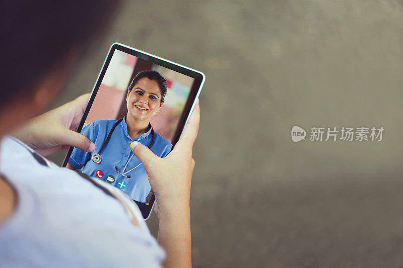和医生视频会议的女人