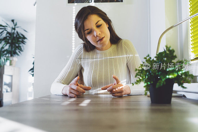 一名女子在家中与医生进行虚拟预约，听医生解释她即将经历的医疗程序