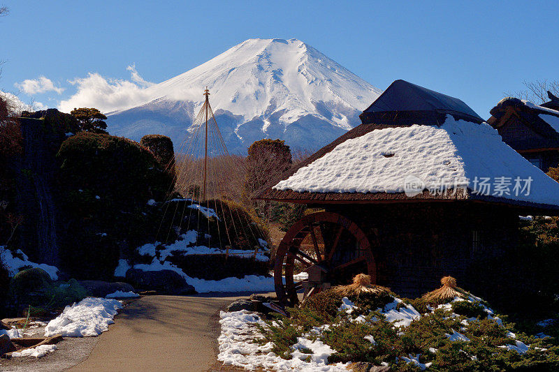 白雪覆盖的富士山，摄于山梨县大野hakkai