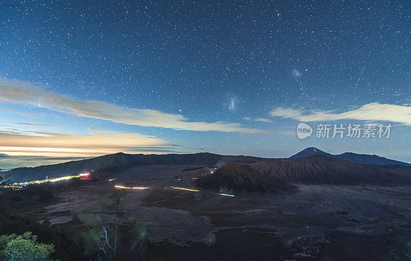 在印度尼西亚东爪哇溴火山星夜银河系