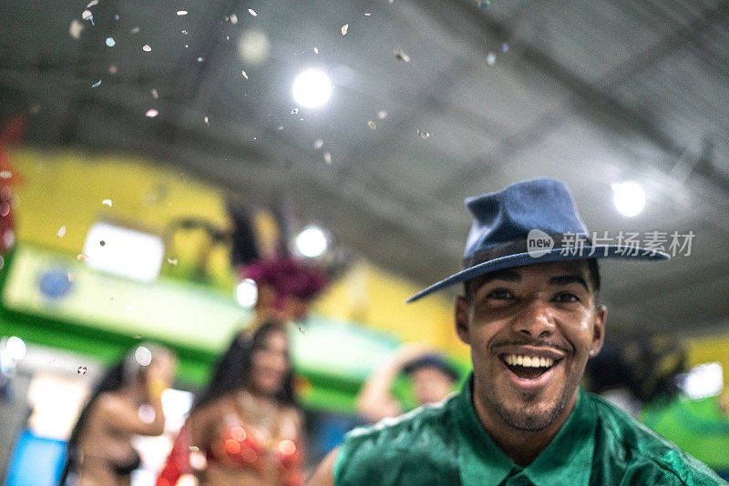 男子(马兰德罗)在巴西狂欢节上庆祝和跳舞