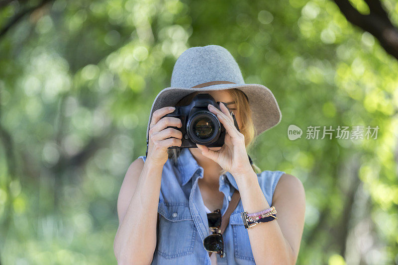 年轻的自然摄影师拍摄她的肖像摄影师