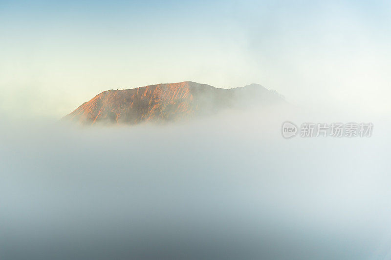 清晨在印度尼西亚东爪哇的布罗莫卡尔代拉。火山的形成有几座火山，以著名的布罗莫火山和塞默鲁火山为背景