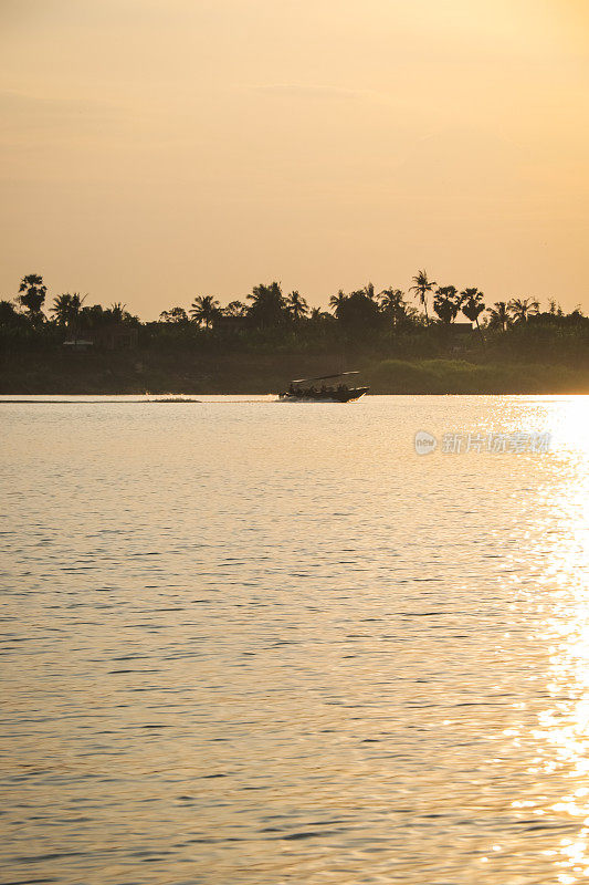 日落时分湄公河上的小船