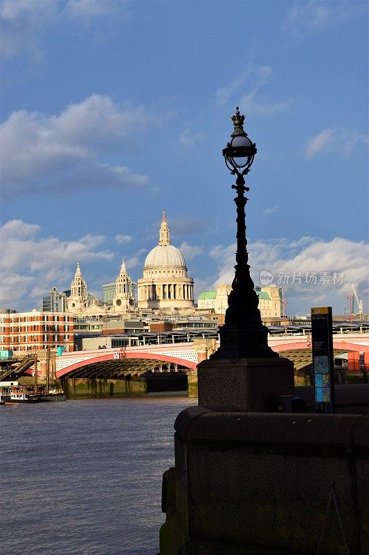 黑衣修士桥和伦敦泰晤士河