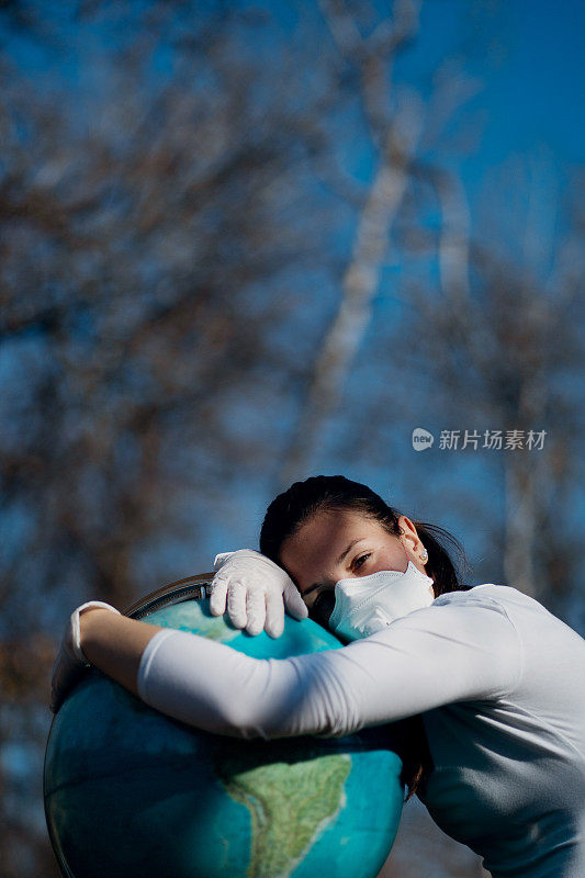 年轻悲伤的妇女肖像在新冠肺炎危机期间关心我们的世界