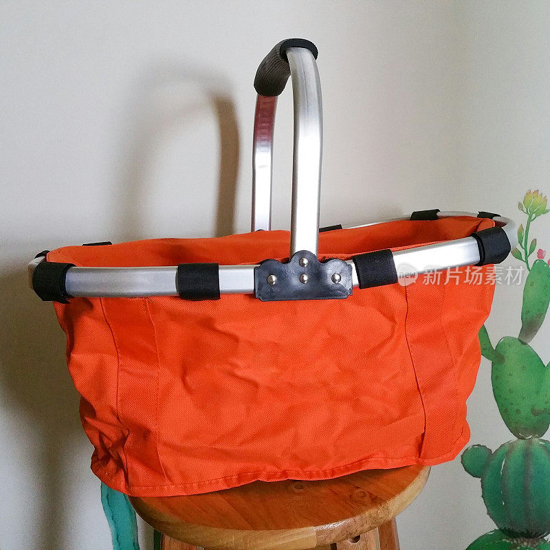 橙色的帆布包。环保菜篮子