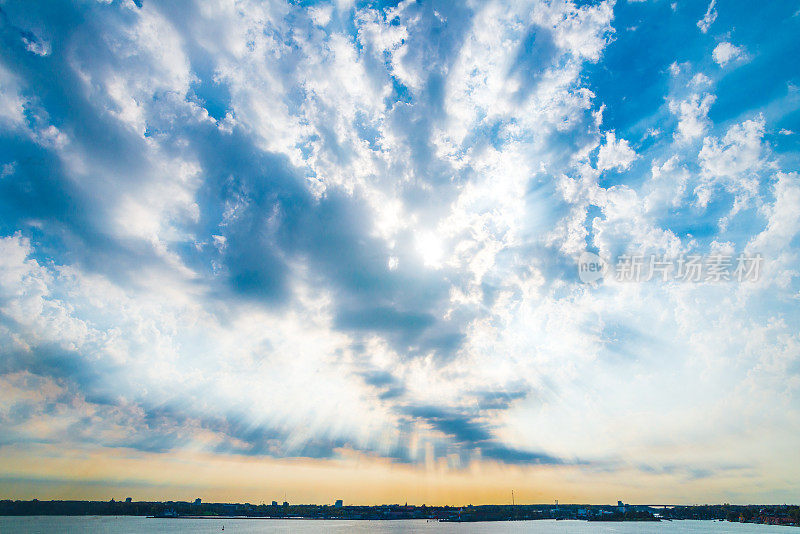 乌云密布的天空，海面上闪耀着阳光