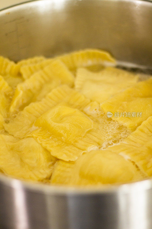 这是在装满沸水的锅里煮饺子的特写镜头