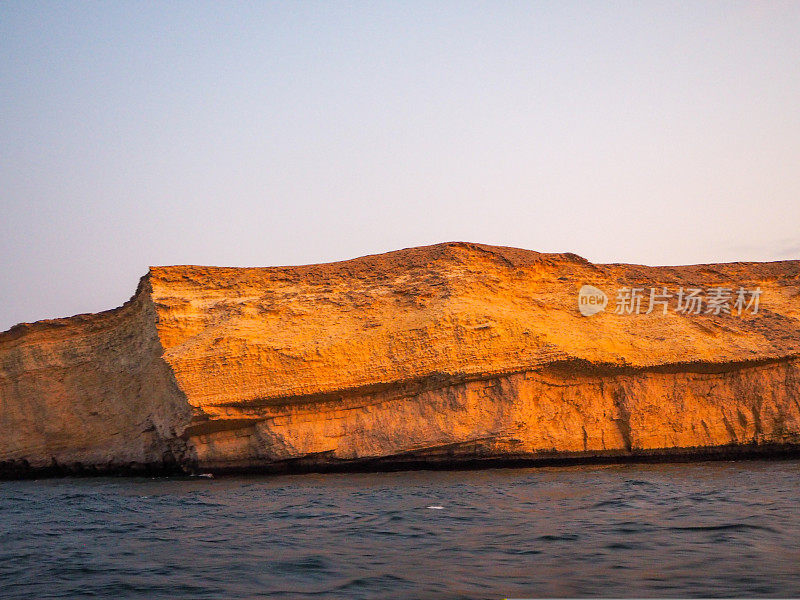 阿曼马斯喀特海岸线上的日落