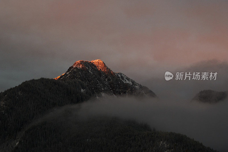 太阳在山后睡着了