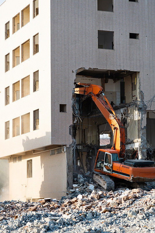 建筑机械正在拆除房屋