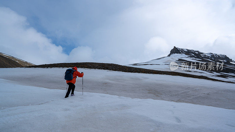 在斯匹次卑尔根山徒步旅行的人在伊斯峡湾斯匹次卑尔根山的景色