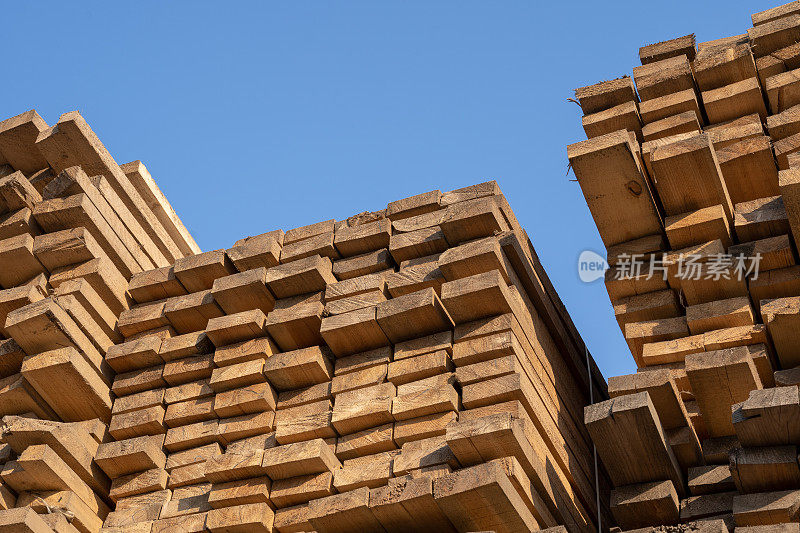 木板，木材，工业木材，木材。建筑工地上天然粗木板的松木。工业用材建筑材料