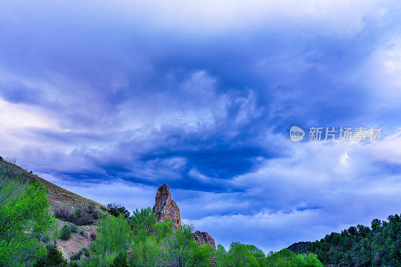 旋转的黑暗的暴风雨云在岩石形成景观