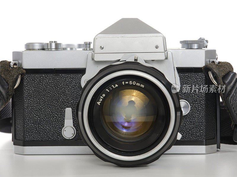 古董35mm电影相机孤立在白色背景