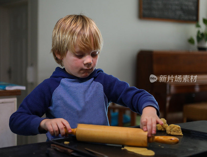 一个小男孩在烤饼干