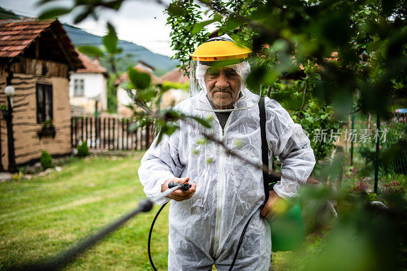 农民用喷雾喷洒水果以防止植物寄生虫