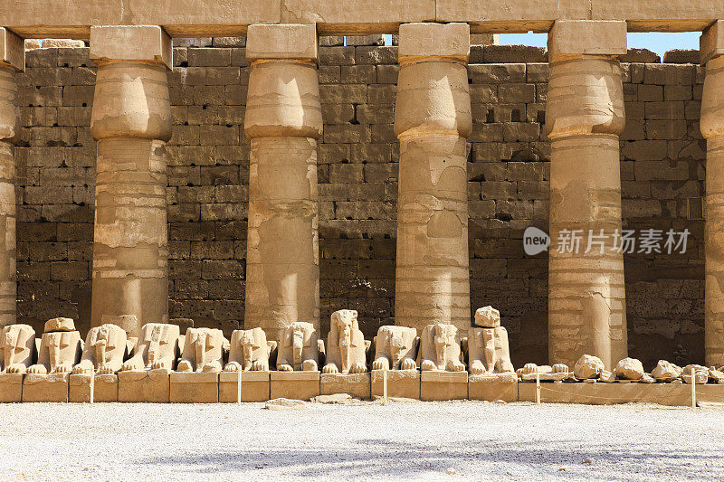 埃及卢克索卡纳克神庙前院的狮身人面像大道