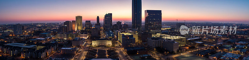 日落时分俄克拉荷马城市中心的空中全景图