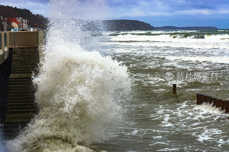 海岸防护在风暴中，风暴在波罗的海中波涛汹涌，大海中波涛汹涌