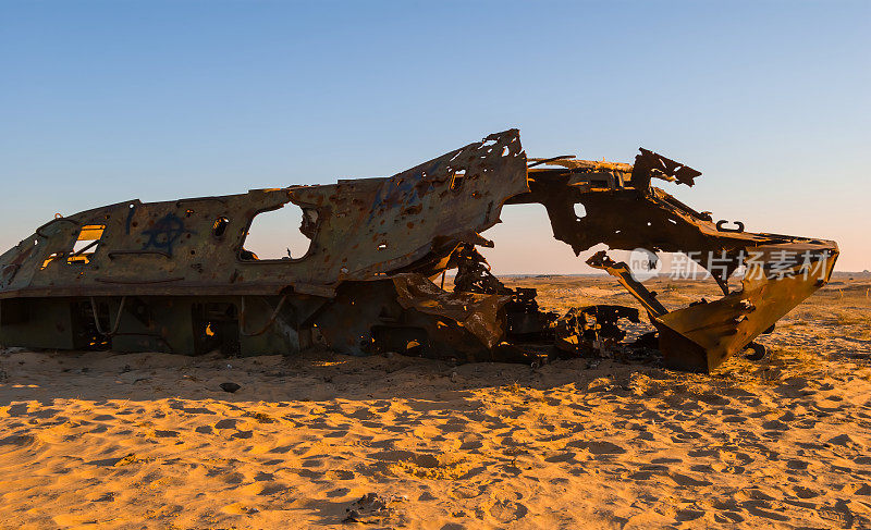 沙漠中损坏的旧ATC