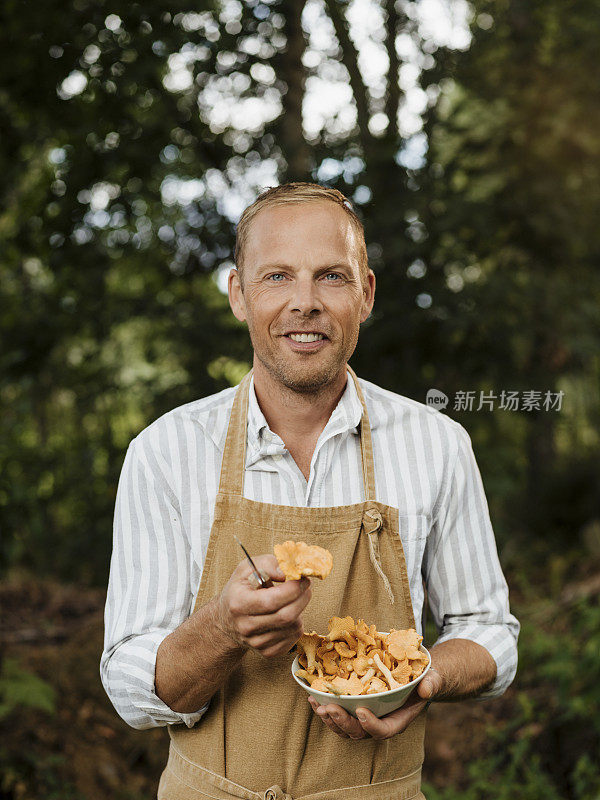 男男厨师在户外用鸡油菌和煎锅