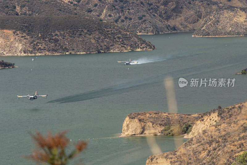 超级铲斗两栖消防飞机从湖中取水