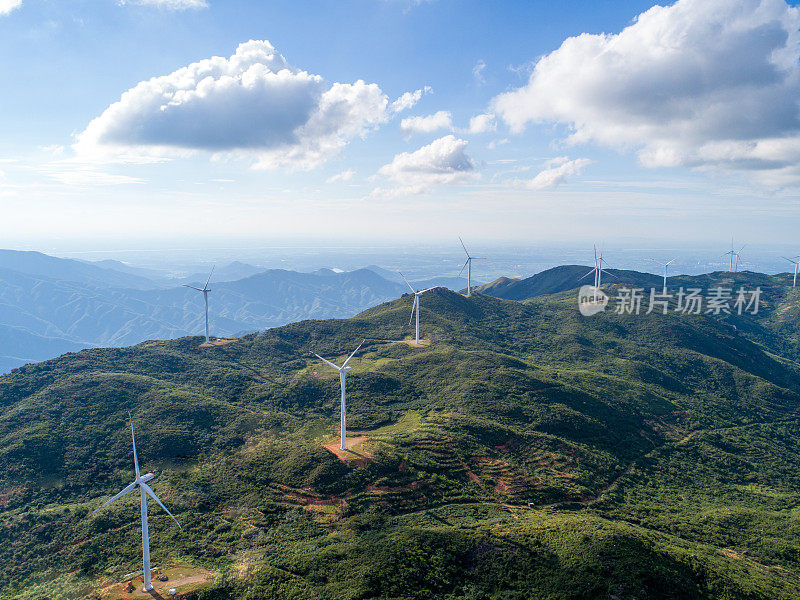 山脊的风场。高角度航空摄影。