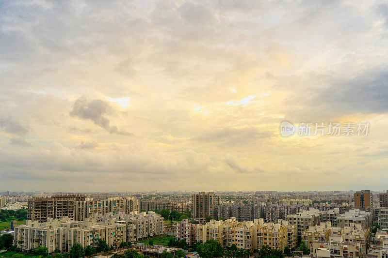 城市天际线在日出，艾哈迈达巴德，古吉拉特邦，印度