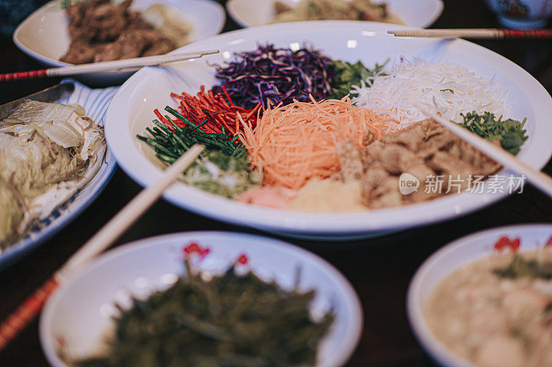 Yee唱了亚洲中国传统食物庆祝中国新年，代表财富，繁荣，健康和好运