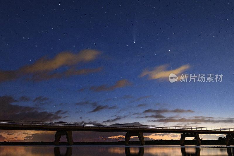 Neowise彗星在黑暗的夜空在reeveep湖