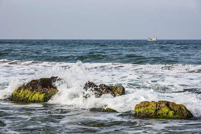 土耳其的海浪拍打着海岸