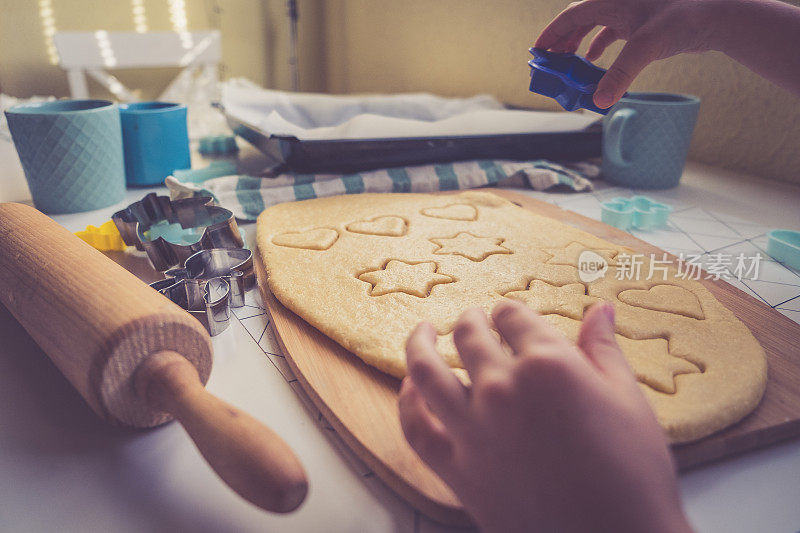 用饼干切割机制作心形和星形饼干