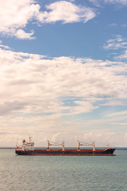 巴拿马运河的油轮。云彩和蓝天作为背景