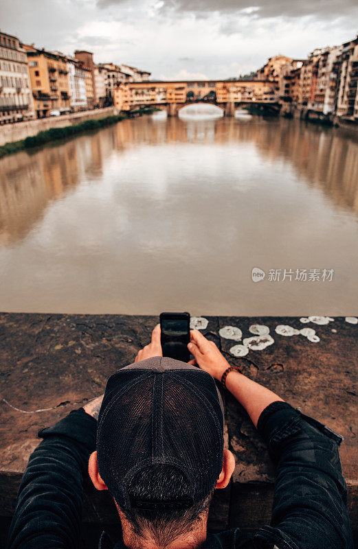 佛罗伦萨的游客对着维琪奥桥拍照
