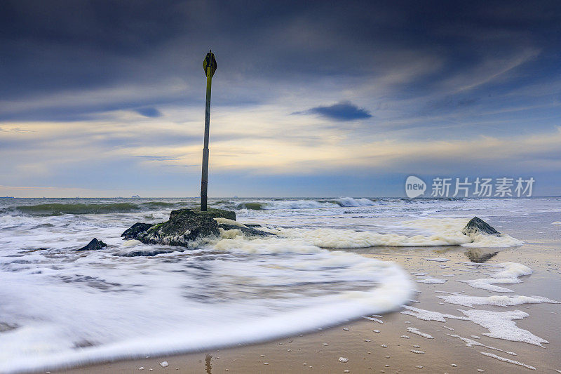 北海沿岸的忧郁海景，背景是斯赫弗宁根码头