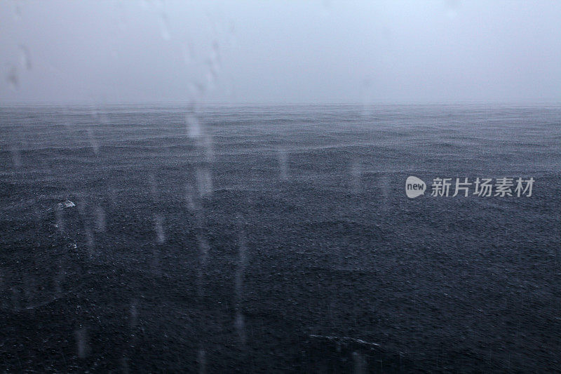 希腊，海上下雨