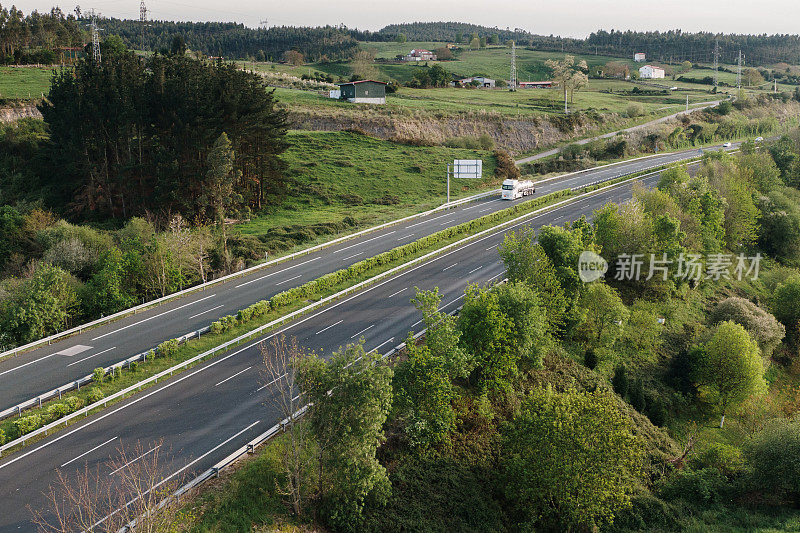 从上面看有卡车的公路