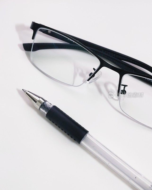 笔和眼镜