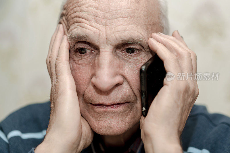 一位满脸皱纹的老人的头像已经用智能手机打电话了