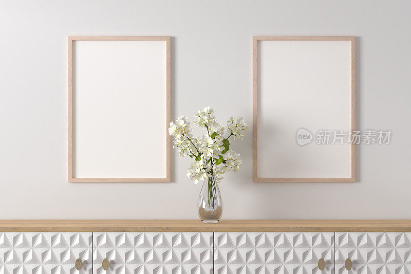 室内设计-餐具柜和一个玻璃花瓶的天竺葵花。墙上挂着相框模型。