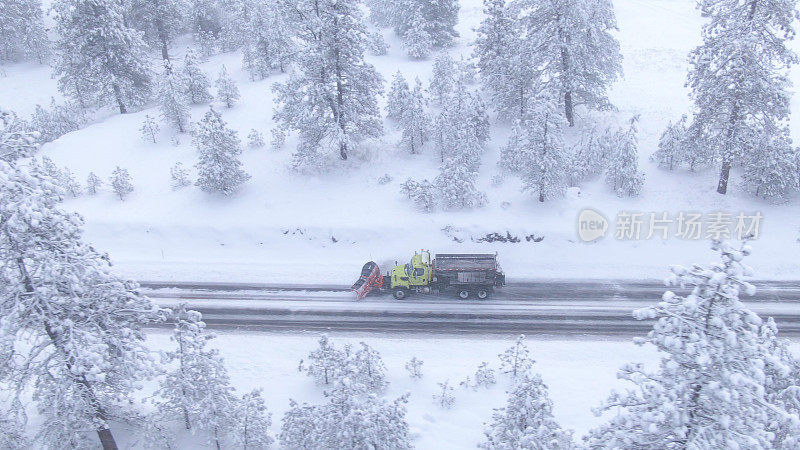 无人机:在美国农村，一辆铲雪车在清理积雪的道路。