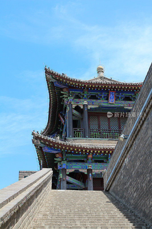 在蓝天的映衬下，通往西安长城的楼梯。古老的小镇。西安。中国