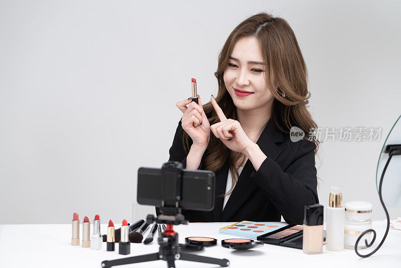 美丽的亚洲女主播，直播化妆品，新的网上销售形式在中国很受欢迎